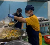 Dari Dapur Restoran ke Dapur Negara, Chef Nugroho Kawal Gizi Hampir 3.000 Siswa Surabaya