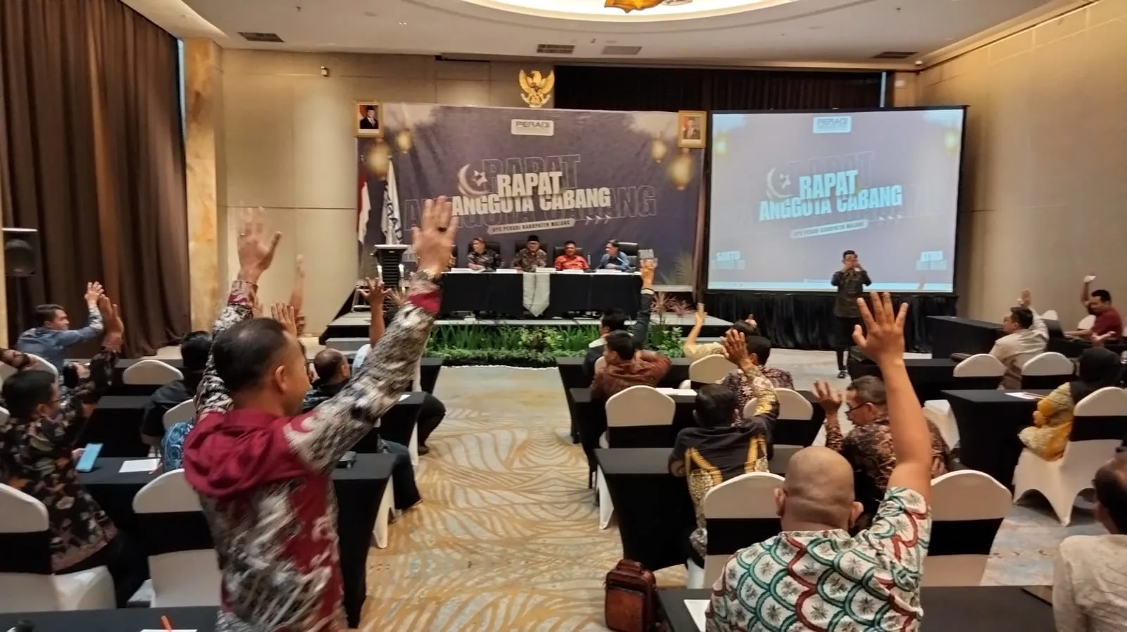Puluhan anggota yang mencapai hampir 90 orang ini menggunakan gak pilihnya dan 99 persen anggota menentukan pilihannya dengan mengangkat tangan sebagai bentuk dukungan terhadap Ahmad Fikri Assegaf.