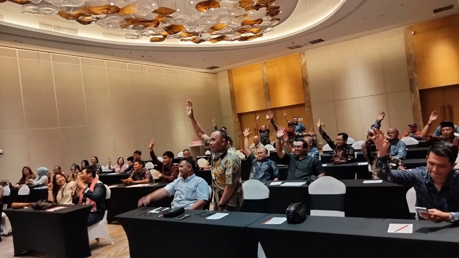 Puluhan anggota yang mencapai hampir 90 orang ini menggunakan gak pilihnya dan 99 persen anggota menentukan pilihannya dengan mengangkat tangan sebagai bentuk dukungan terhadap Ahmad Fikri Assegaf.