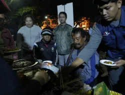 Lewat Sahur On The Road, UMM Ajak Tunawisma Nikmati Sahur dan Barbeque di Pinggir Jalan