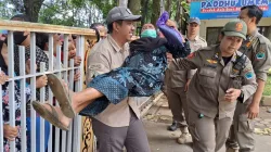 Pasar Murah Kedungkandang Berujung Ricuh, Pagar Kantor Kecamatan Roboh Diserbu Ribuan Warga