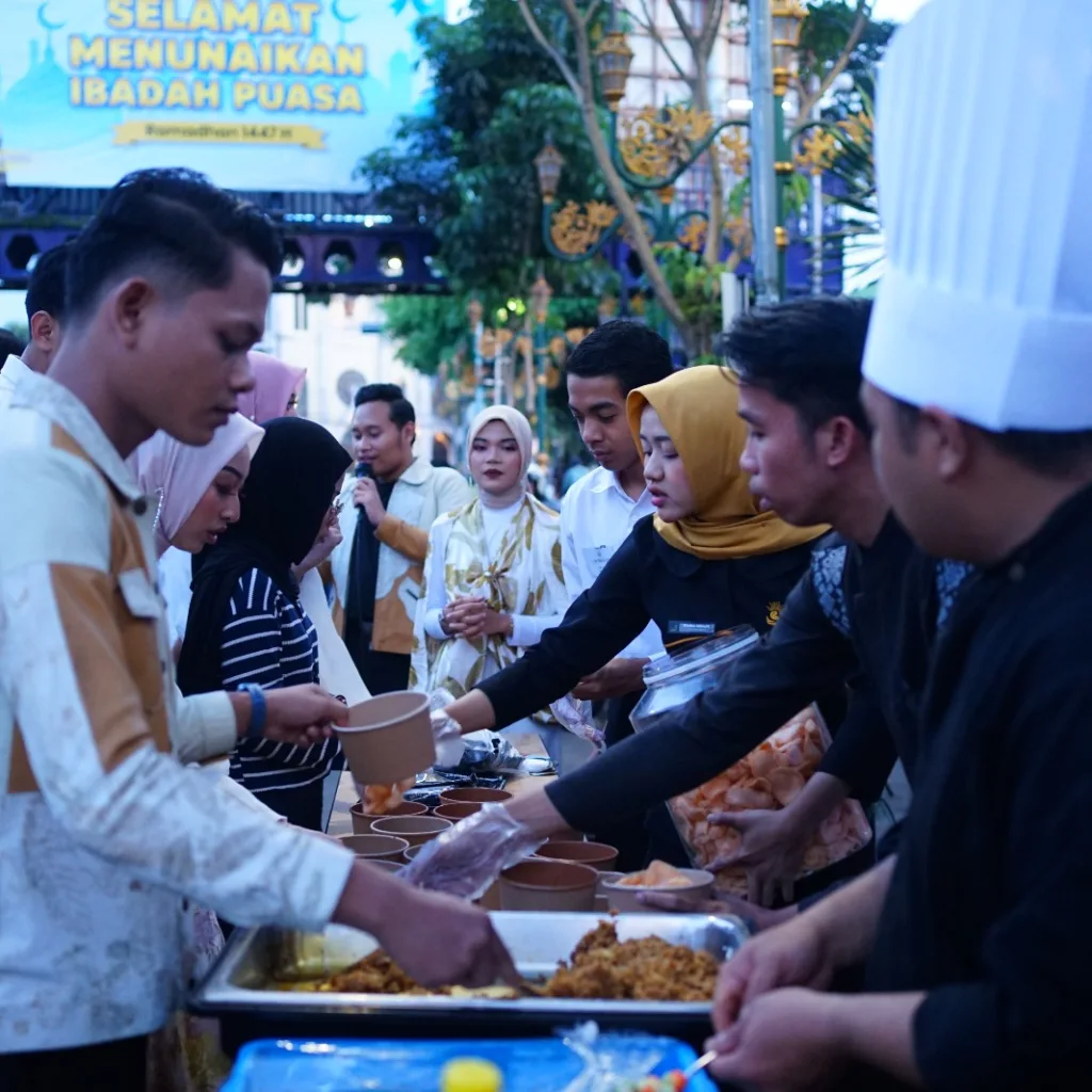 UMM Padukan Literasi, Batik Ecoprint, hingga Live Cooking dalam Ngabuburit Seru di Kayutangan
