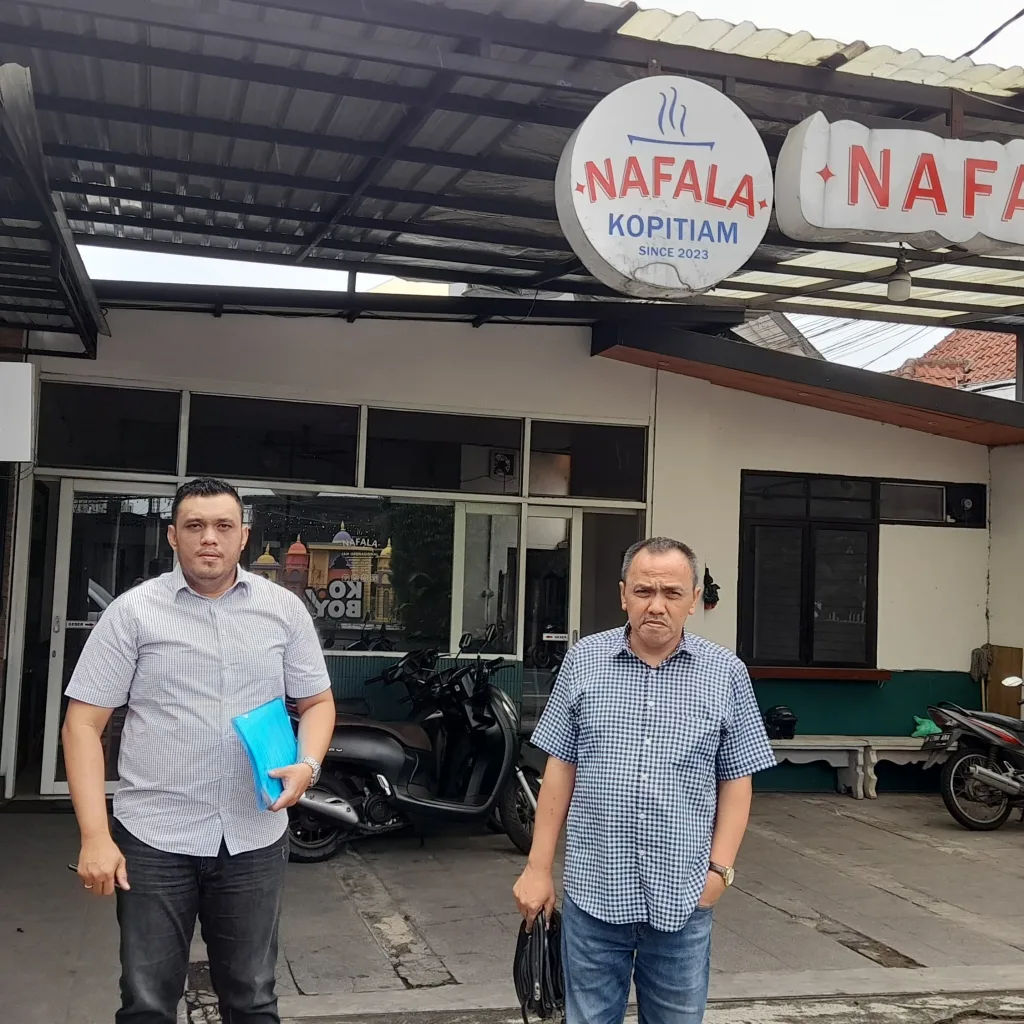 Dr Yayan Riyanto, SH, MH didampingi V.L.F. Bili, SH, MH saat memberikan Somasi pada beberapa waktu lalu. (ist).