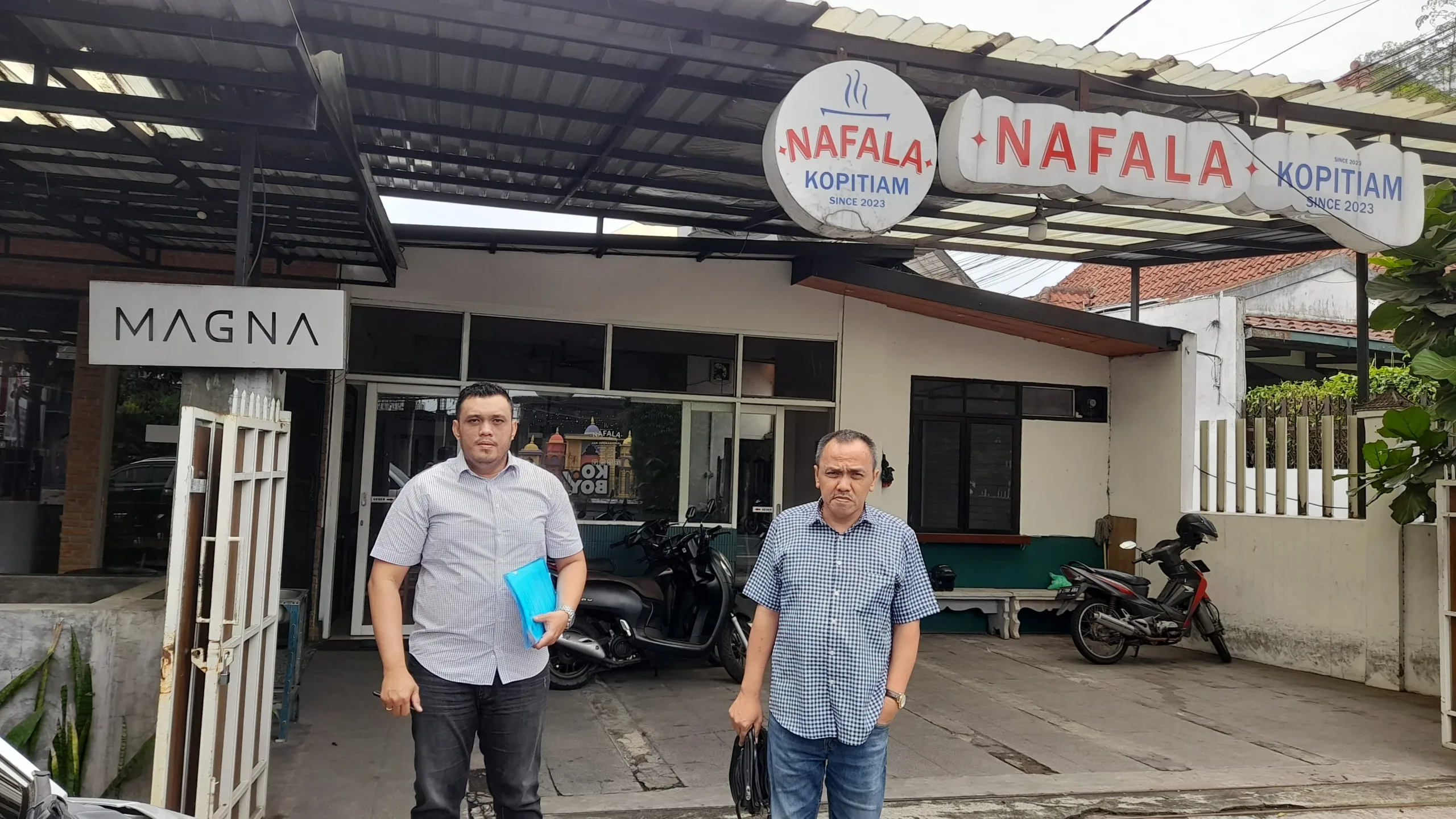 Dr Yayan Riyanto, SH, MH didampingi V.L.F. Bili, SH, MH saat memberikan Somasi pada beberapa waktu lalu. (ist).