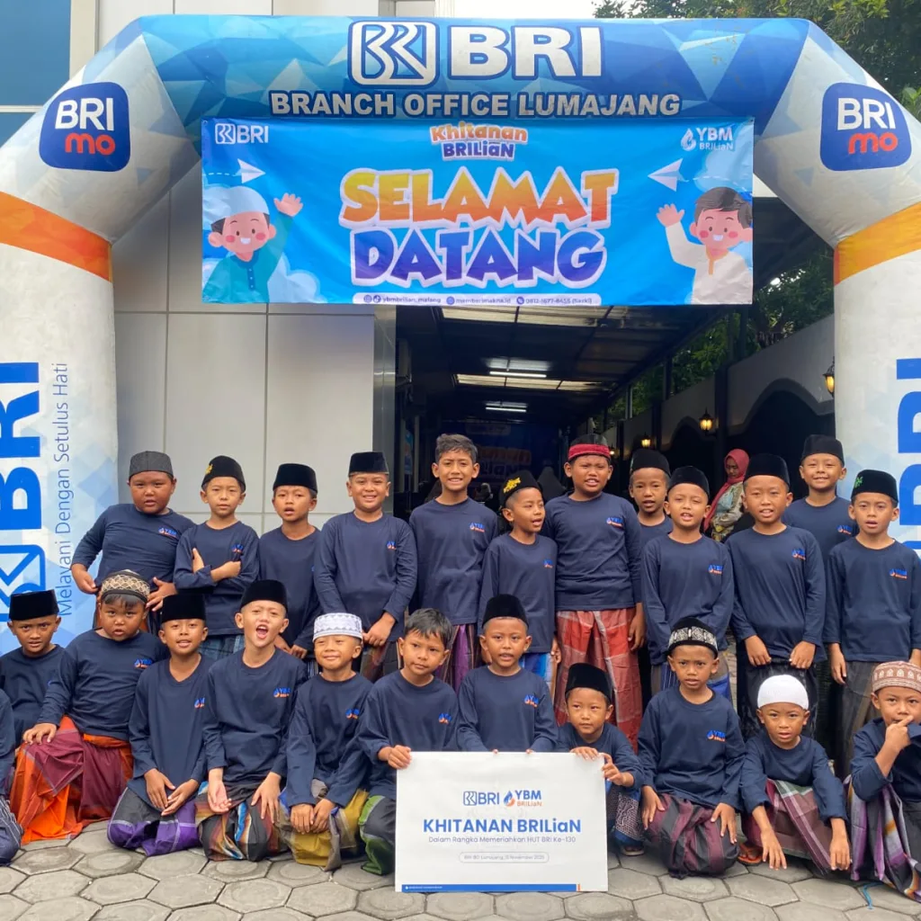 Peserta program Khitanan BRILiaN berfoto bersama di halaman BRI Branch Office Lumajang. Program yang digelar YBM BRILiaN ini menjadi bagian dari komitmen pemberdayaan dan pelayanan sosial berkelanjutan bagi masyarakat melalui sektor kesehatan.