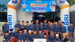 Peserta program Khitanan BRILiaN berfoto bersama di halaman BRI Branch Office Lumajang. Program yang digelar YBM BRILiaN ini menjadi bagian dari komitmen pemberdayaan dan pelayanan sosial berkelanjutan bagi masyarakat melalui sektor kesehatan.