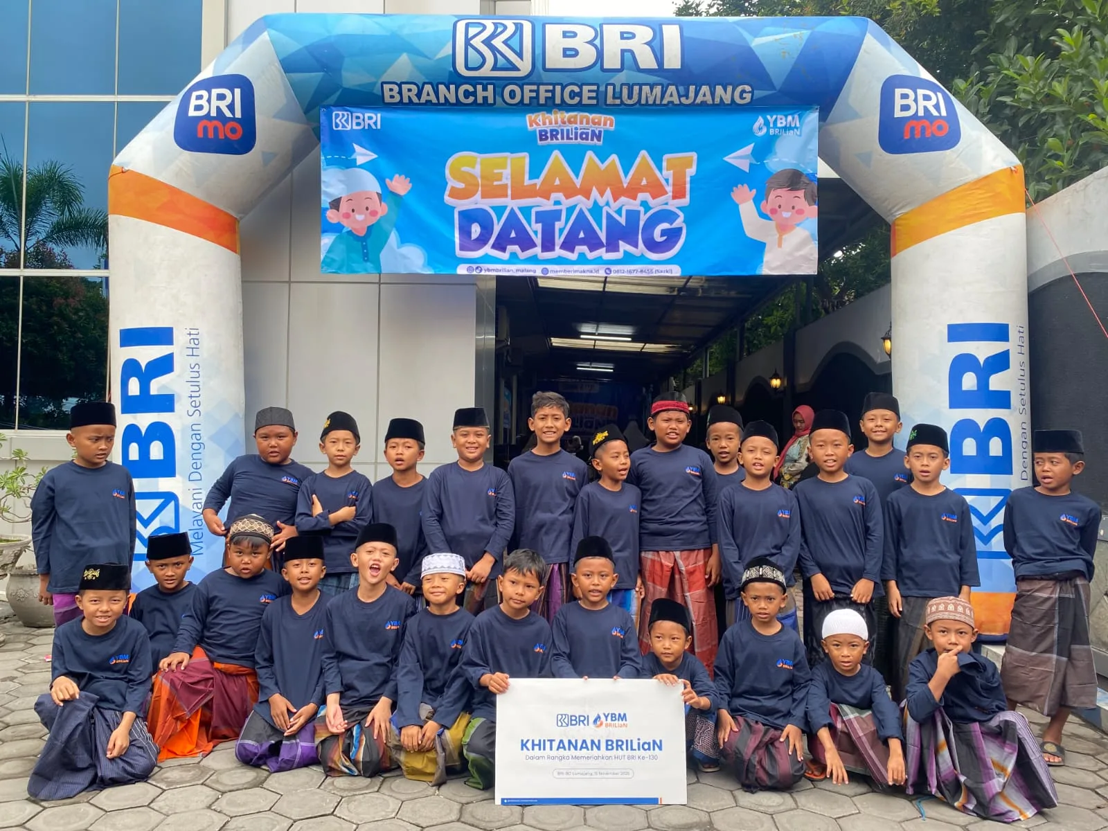 Peserta program Khitanan BRILiaN berfoto bersama di halaman BRI Branch Office Lumajang. Program yang digelar YBM BRILiaN ini menjadi bagian dari komitmen pemberdayaan dan pelayanan sosial berkelanjutan bagi masyarakat melalui sektor kesehatan.