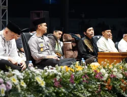 Dihadapan Ribuan Jamaah, Gus Iqdam Apresiasi Dedikasi Kombes Putu Kholis untuk Korban Kanjuruhan