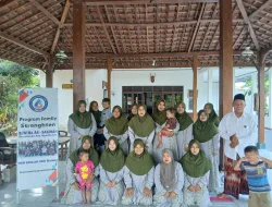 Bukan Sekadar Bantuan, BRI Kediri Dampingi 20 Keluarga Mustahik Setiap Pekan  KEDIRI – Pendampingan kepada keluarga mustahik di Kediri dilakukan secara rutin, bukan hanya melalui pemberian bantuan. BRI Kediri bersama YBM BRILiaN menjalankan pembinaan kepada 20 keluarga melalui pertemuan yang digelar setiap minggu.  Kegiatan berlangsung di Rumah Joglo, Desa Seketi, Kecamatan Ngadiluwih, Kabupaten Kediri. Materi pendampingan mencakup dua aspek, yakni penguatan spiritual dan kemampuan mengelola keuangan keluarga.  Pada aspek spiritual, peserta mendapatkan pemahaman mengenai penerapan nilai-nilai keagamaan dalam kehidupan sehari-hari. Sikap bersyukur, bertanggung jawab, saling mendukung dalam keluarga, serta memiliki tujuan hidup menjadi bagian dari pembinaan.  Sementara dari sisi finansial, peserta belajar menyusun perencanaan keuangan, mengatur pendapatan dan pengeluaran, serta menyiapkan tabungan.  Peserta juga dibekali pemahaman untuk membedakan kebutuhan dan keinginan. Perilaku konsumtif dan pengelolaan utang yang tidak sehat turut menjadi materi agar keluarga dapat membangun kebiasaan finansial yang lebih terukur.  Branch Office Head BRI Kediri Adi Nugroho mengatakan, konsistensi pendampingan menjadi bagian penting dalam proses pemberdayaan.  “Melalui YBM BRILiaN, kami ingin pendampingan yang diberikan dapat menyentuh kebutuhan keluarga secara lebih menyeluruh. Tidak hanya memberikan pemahaman mengenai pengelolaan keuangan, tetapi juga memperkuat nilai spiritual yang dapat menjadi fondasi dalam menjalani kehidupan sehari-hari,” ujarnya.  Dengan pertemuan yang dilakukan secara berkala, peserta memiliki kesempatan untuk mempelajari materi secara bertahap dan menerapkannya di lingkungan keluarga.  “Kami berharap 20 keluarga mustahik yang mengikuti kegiatan ini semakin kuat secara spiritual dan semakin bijak dalam mengelola keuangan. Dengan pendampingan yang dilakukan secara konsisten, harapannya mereka dapat membangun keluarga yang lebih tangguh, memiliki perencanaan yang baik, dan secara bertahap semakin berdaya serta mandiri,” kata Adi.